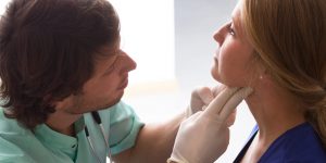 Control médico de la zona del cuello dónde se encuentra la tiroides